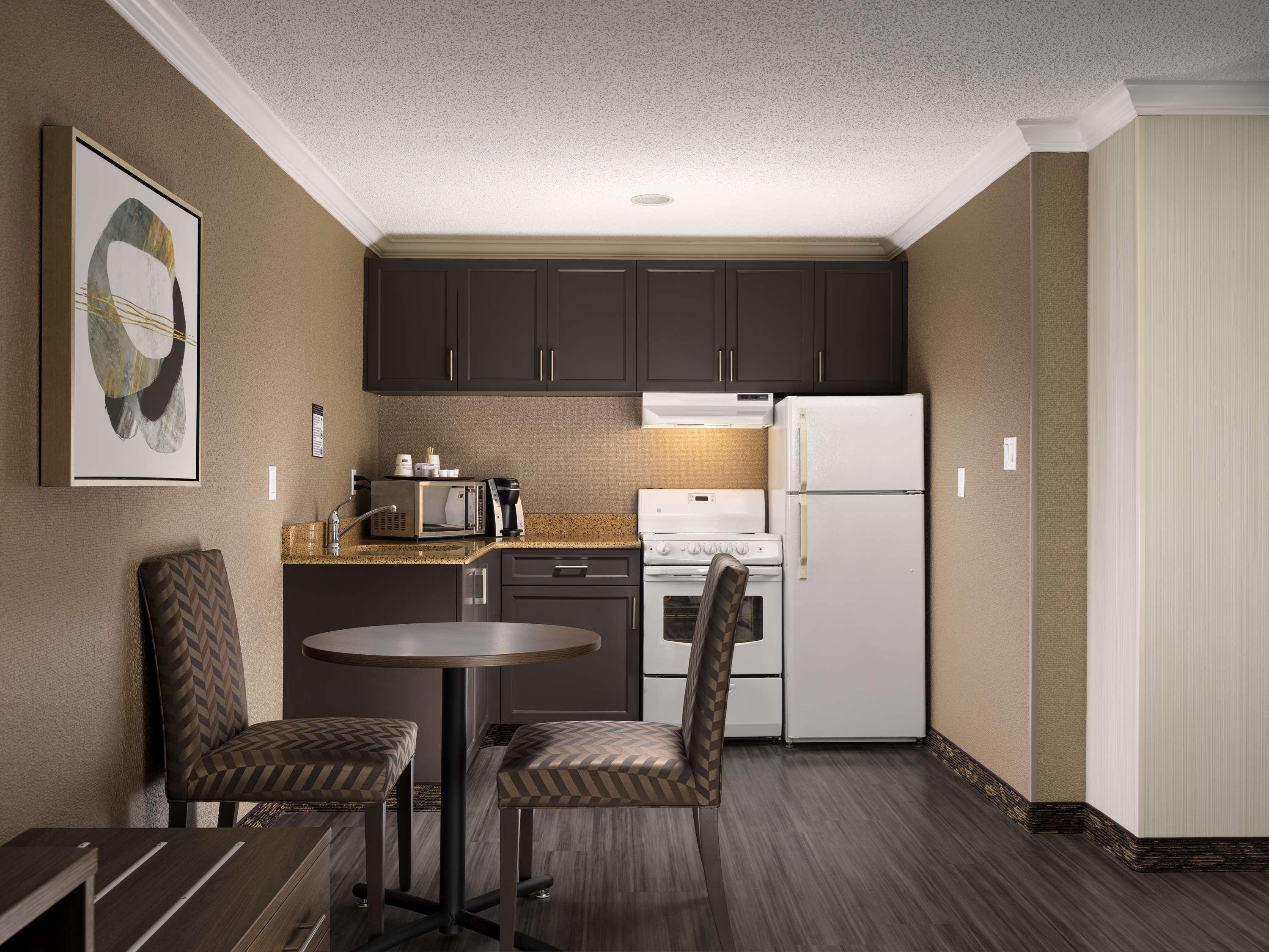 Best Western Plus Carlton Plaza Hotel Виктория Екстериор снимка