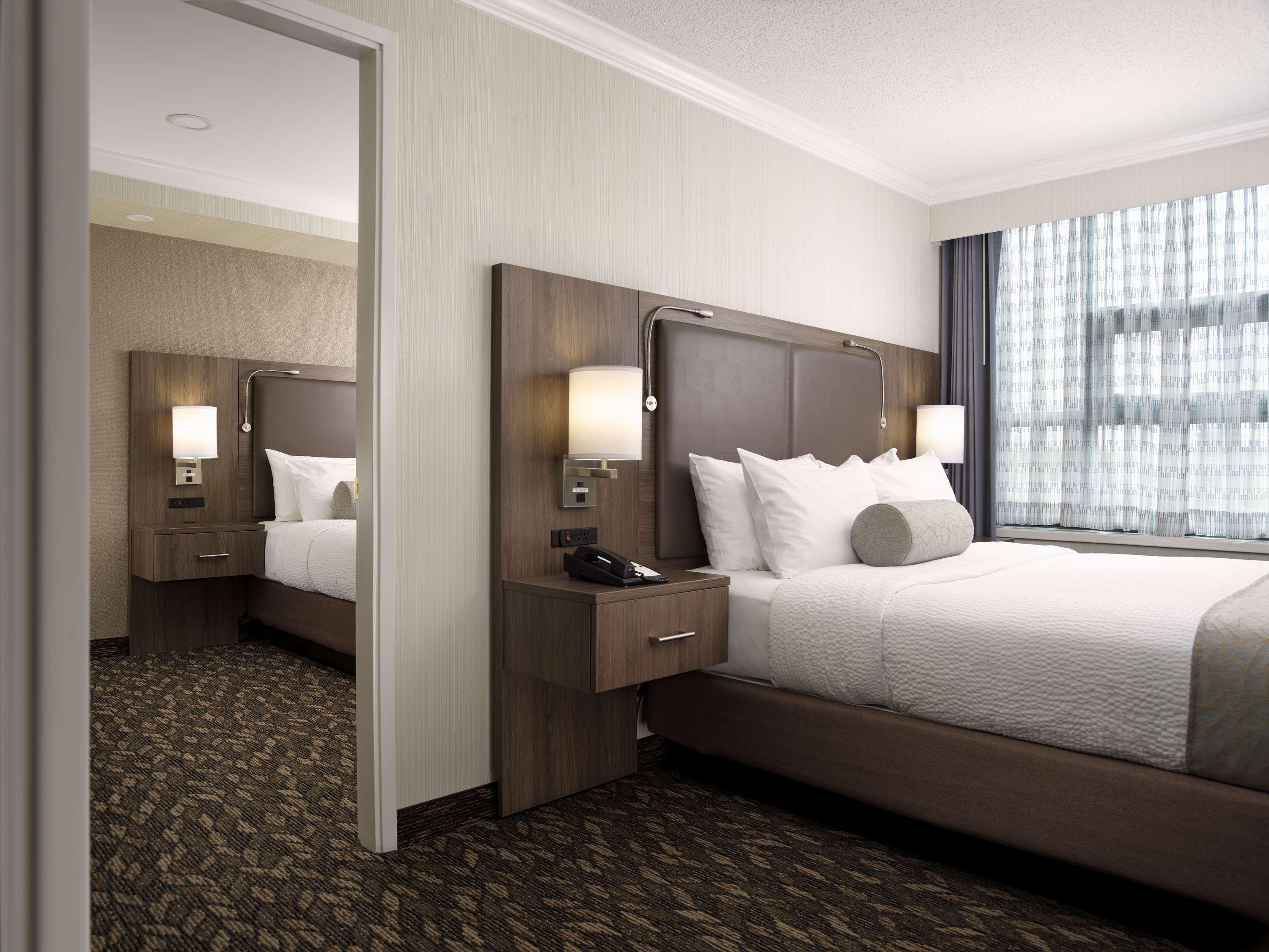 Best Western Plus Carlton Plaza Hotel Виктория Екстериор снимка