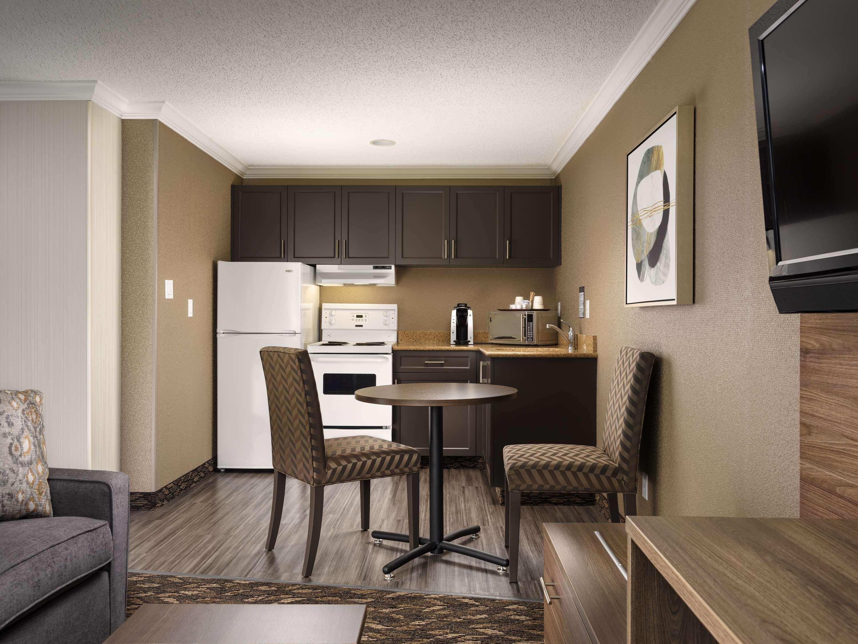Best Western Plus Carlton Plaza Hotel Виктория Екстериор снимка