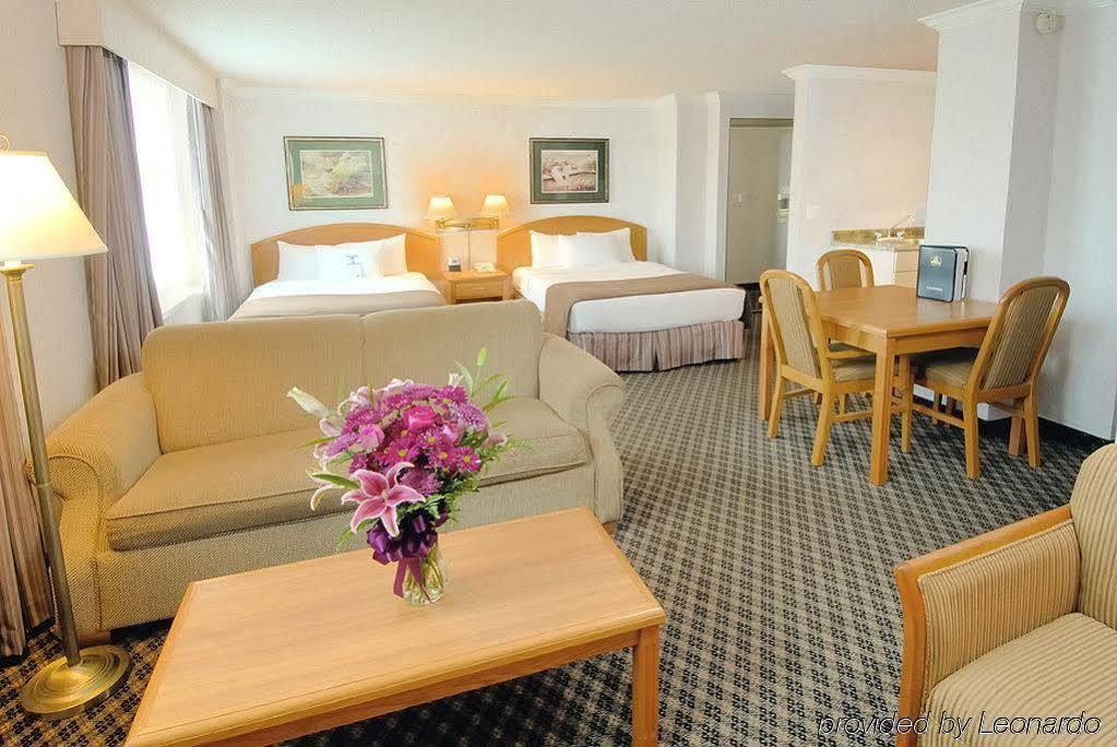 Best Western Plus Carlton Plaza Hotel Виктория Екстериор снимка