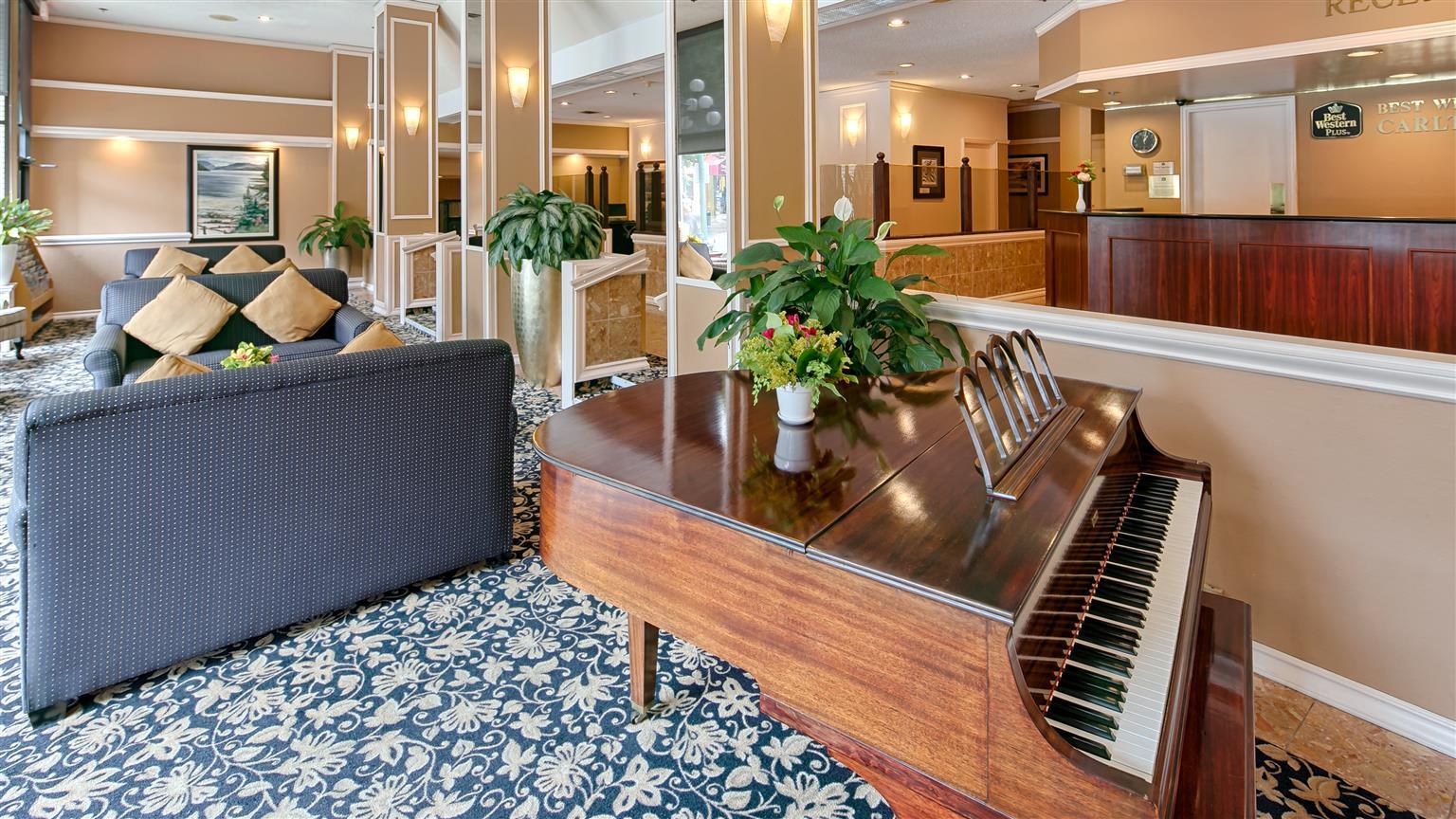Best Western Plus Carlton Plaza Hotel Виктория Екстериор снимка