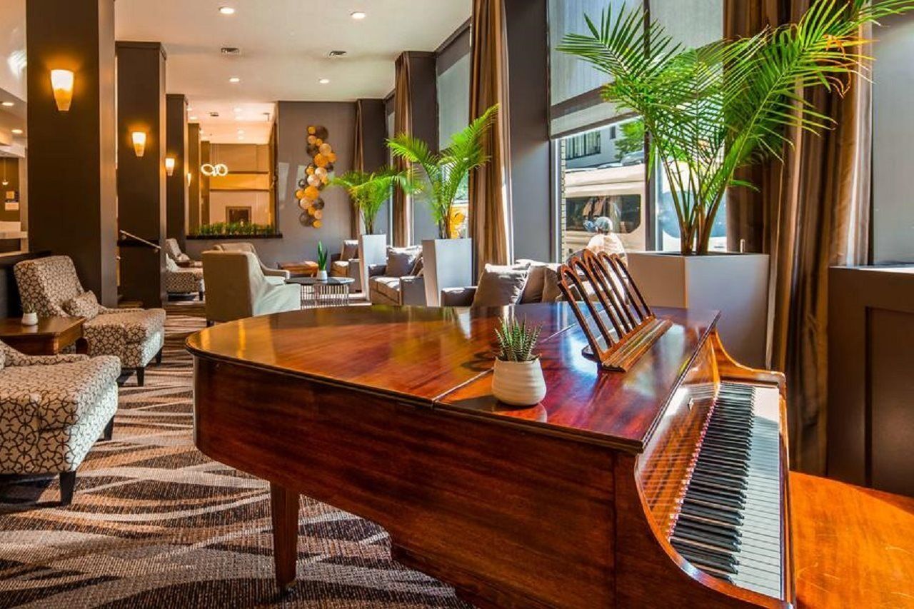 Best Western Plus Carlton Plaza Hotel Виктория Екстериор снимка